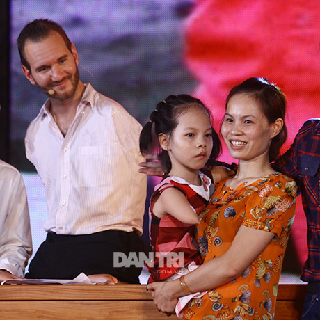 Nick Vujicic bất ngờ hội ngộ em bé không tay chân Việt Nam