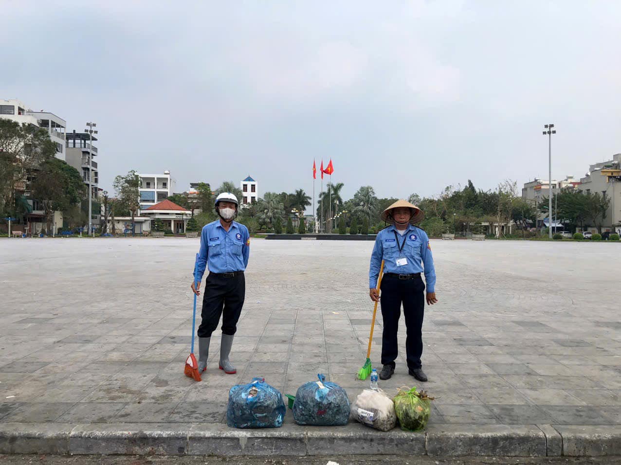 Công ty TNHH MTV TMDV Lê Hoàng dọn dẹp vệ sinh môi trường sau chương trình giải cứu tiêu thụ cá lồng cho bà con nông dân