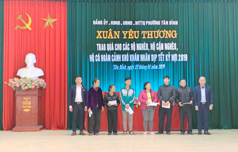 Tặng quà cho các hộ nghèo trên địa bàn TPHD và huyện Kim Thành