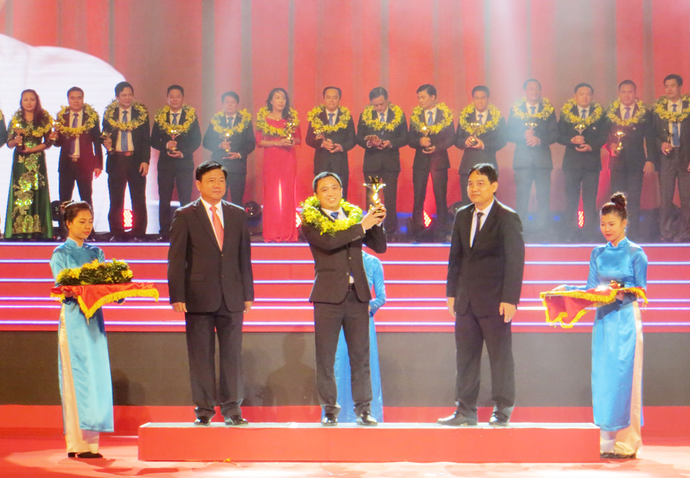 Chủ tịch HĐQT Công ty cổ phần Quê Hương đón nhận Giải thưởng doanh nhân trẻ tiêu biểu 2014