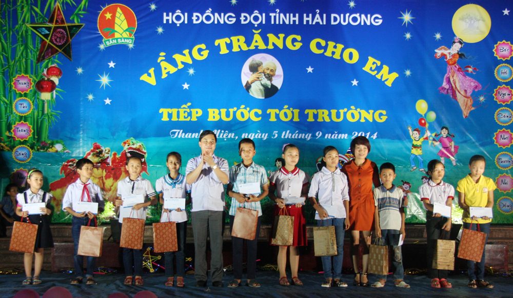 Tặng quà nhân dịp Tết Trung thu 2014