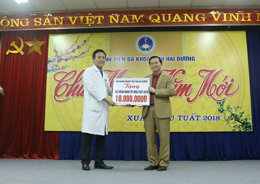  Hội Doanh nghiệp trẻ tỉnh Hải Dương đã trao tặng quà tết cho các bệnh nhân nghèo