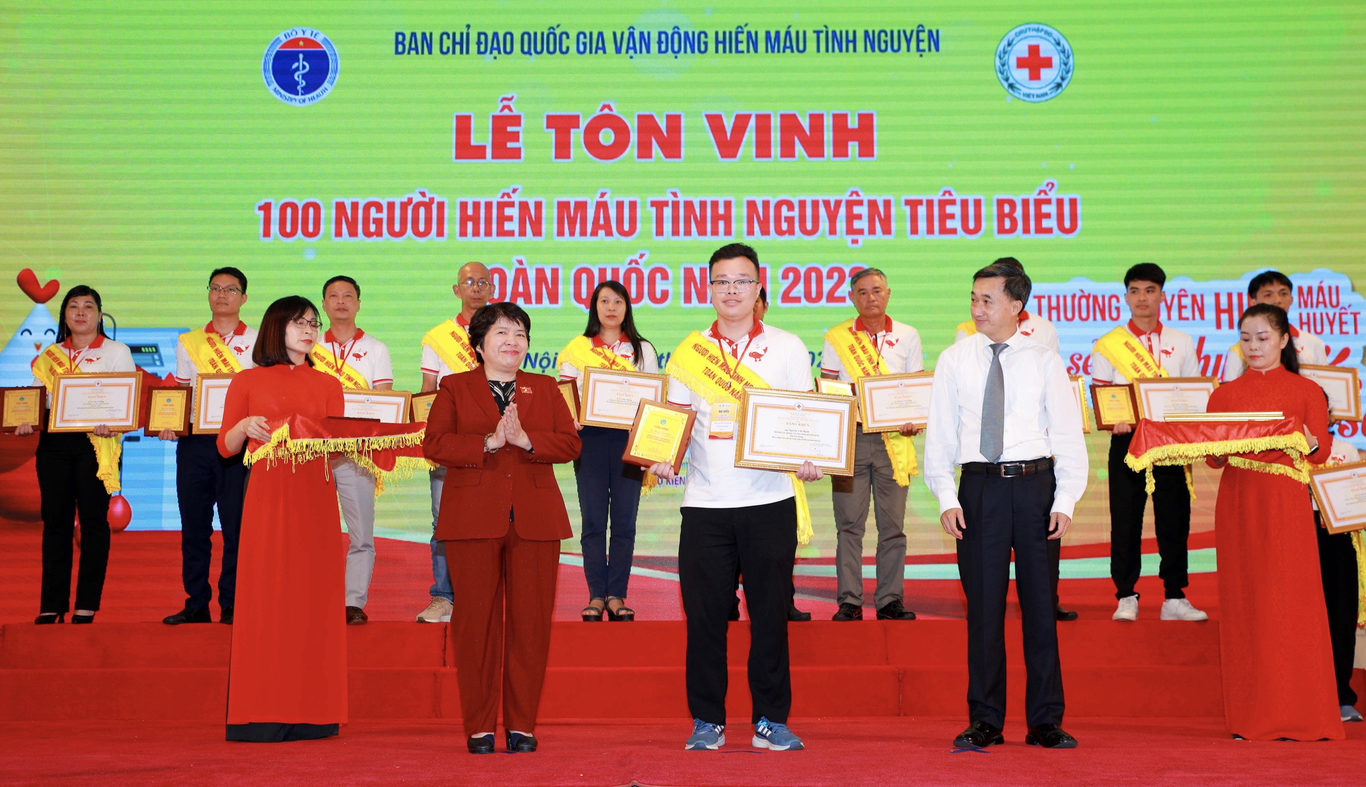 Giây phút tự hào – Chúc mừng anh Nguyễn Văn Hạnh – Chánh văn phòng Hội DNT Hải Dương được vinh danh 100 người hiến máu tiêu biểu toàn quốc
