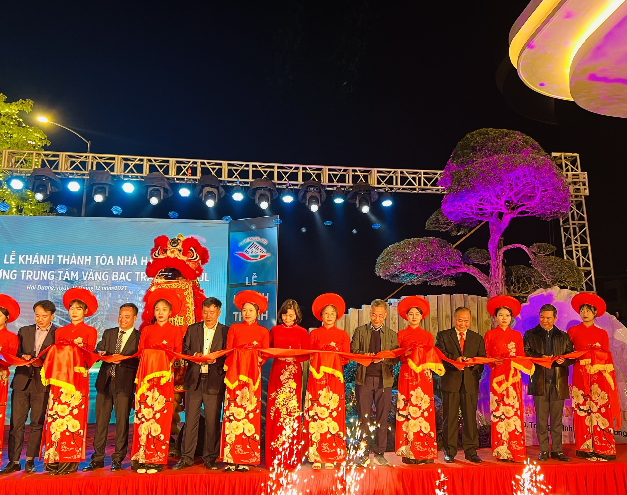 Hội Doanh nghiệp trẻ tỉnh Hải Dương tặng hoa chúc mừng lễ khánh thành tòa nhà HJL và lễ khai trương trung tâm vàng bạc trang sức HJL