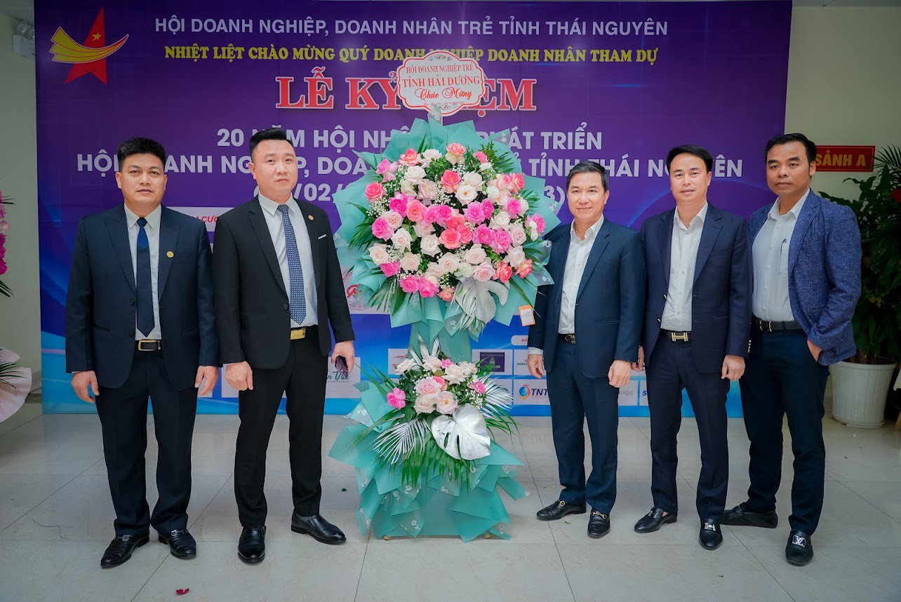 Hội DNT Hải Dương tham dự và tặng hoa chúc mừng Lễ kỷ niệm 20 năm Hội nhập và phát triển Hội Doanh nghiệp, Doanh nhân trẻ tỉnh Thái Nguyên