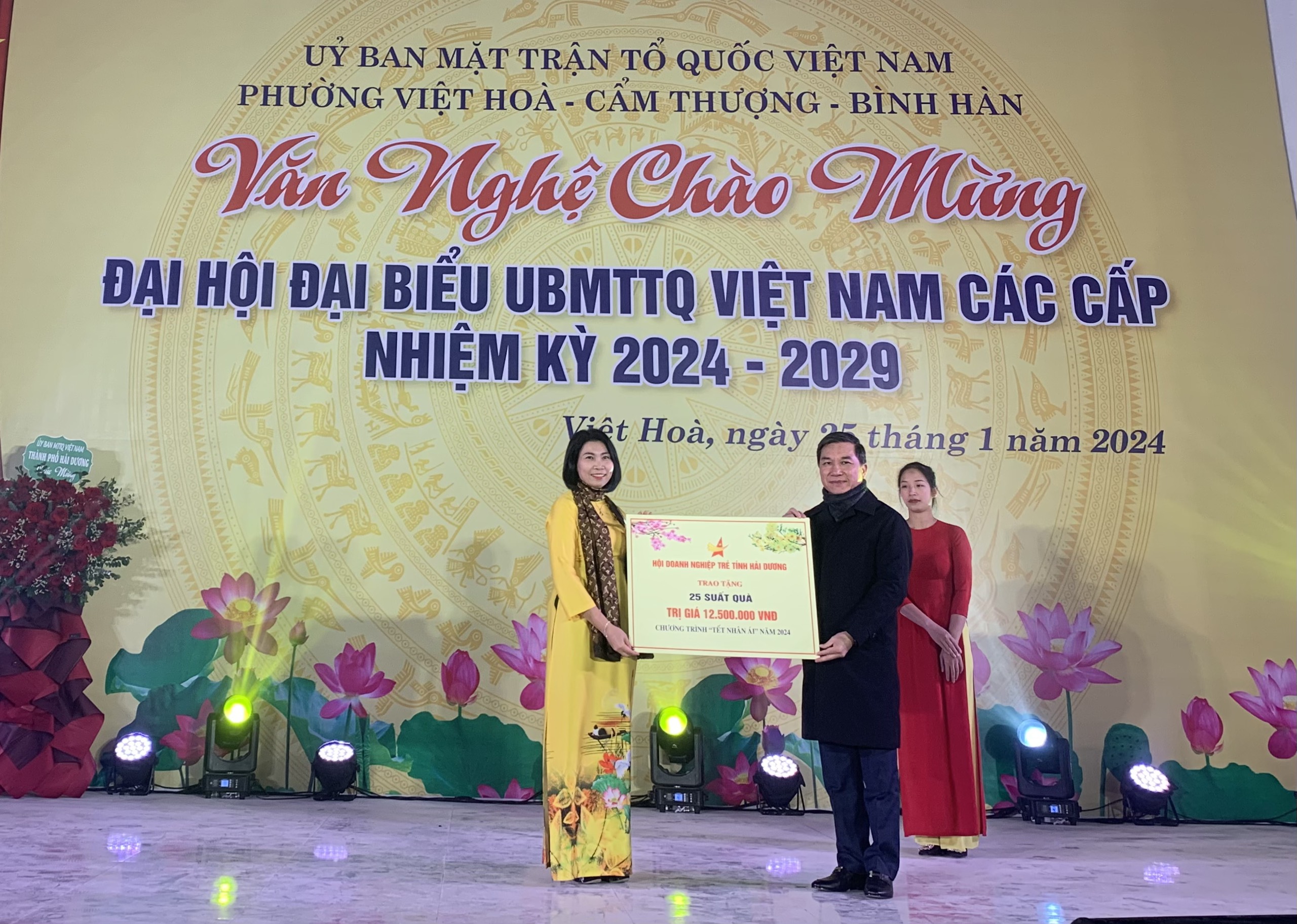 Hội Doanh nghiệp trẻ tỉnh Hải Dương trao quà tết tại chương trình 