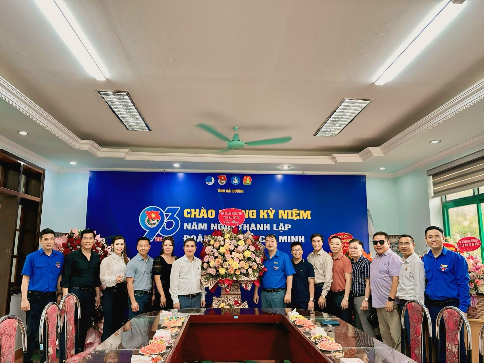 Hội Doanh nghiệp trẻ tỉnh Hải Dương tặng hoa chúc mừng ngày thành lập Đoàn TNCS Hồ Chí Minh