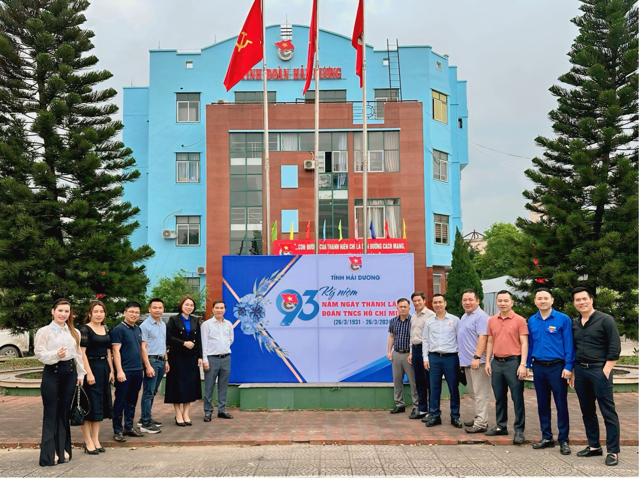 Hội Doanh nghiệp trẻ tỉnh Hải Dương tặng hoa chúc mừng ngày thành lập Đoàn TNCS Hồ Chí Minh